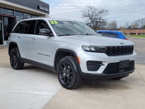 Used 2025 Jeep Grand Cherokee Altitude image 3
