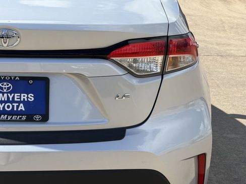 Used 2025 Toyota Corolla LE FWD image 9