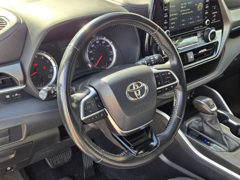 Used 2020 Toyota Highlander LE FWD image 15