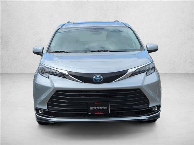 Used 2025 Toyota Sienna XLE FWD image 2