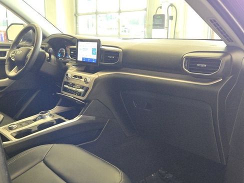 Used 2023 Ford Explorer XLT w/ Equipment Group 202A AWD/4WD image 4