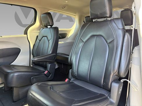 Used 2024 Chrysler Pacifica Touring-L image 5