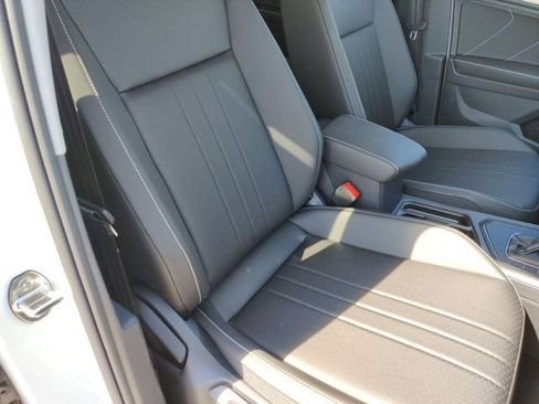 Used 2023 Volkswagen Tiguan SE w/ Panoramic Sunroof Package FWD image 25