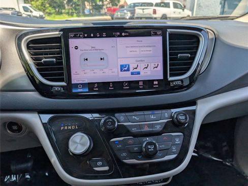 Used 2023 Chrysler Pacifica Touring-L FWD image 26