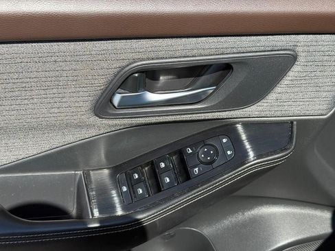 Used 2021 Nissan Rogue SV AWD/4WD image 16