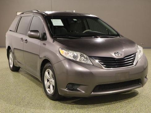 Used 2011 Toyota Sienna LE image 1