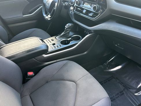 Used 2023 Toyota Highlander LE AWD/4WD image 18