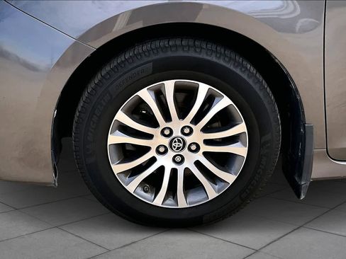 Used 2018 Toyota Sienna XLE Premium image 10