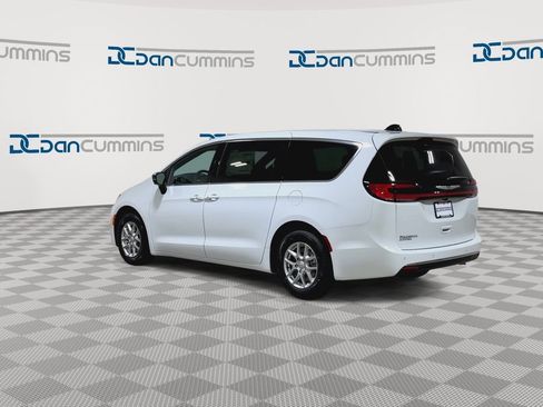 New 2026 Chrysler Pacifica Select image 6