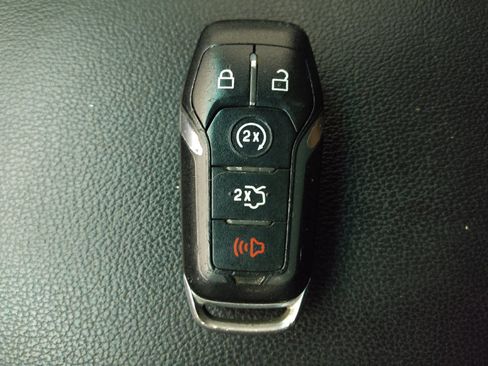 Used 2016 Ford Explorer XLT w/ Equipment Group 202A FWD image 32