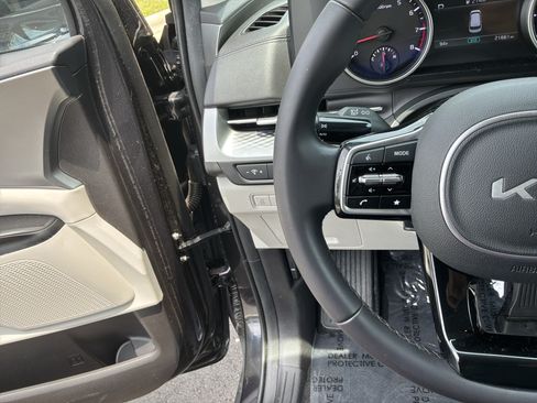 Used 2024 Kia Carnival LX FWD image 19