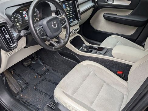Used 2020 Volvo XC40 T4 Momentum image 12