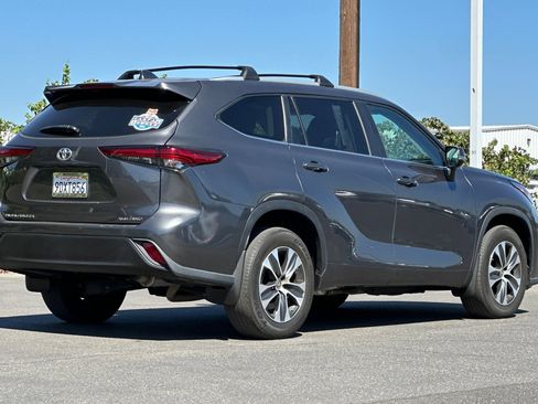 Used 2023 Toyota Highlander L image 4
