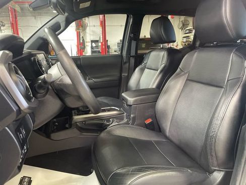 Used 2022 Toyota Tacoma TRD Sport w/ TRD Premium Sport Package AWD/4WD image 12