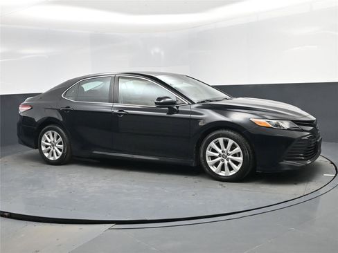 Used 2020 Toyota Camry LE image 2