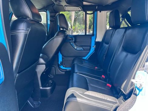 Used 2017 Jeep Wrangler Unlimited Sahara w/ Connectivity Group AWD/4WD image 18
