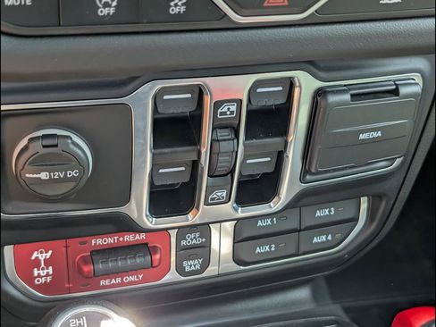 Used 2024 Jeep Gladiator Rubicon w/ Technology Group AWD/4WD image 16