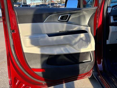 Used 2024 Kia Carnival LX image 19