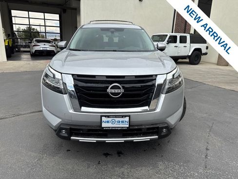 Used 2022 Nissan Pathfinder Platinum AWD/4WD image 2