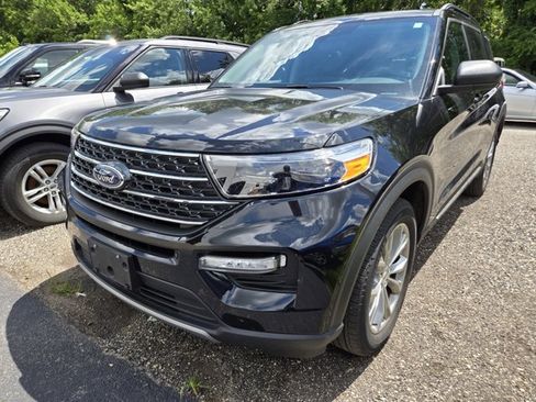 Used 2023 Ford Explorer XLT w/ Equipment Group 202A AWD/4WD image 2