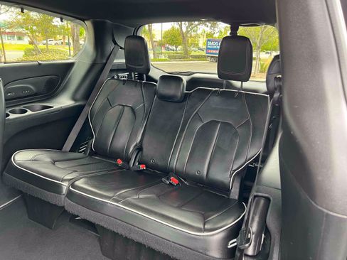 Used 2019 Chrysler Pacifica Limited w/ Advanced Safetytec Group FWD image 6