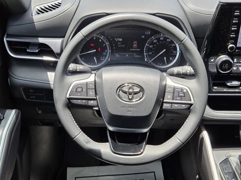 Used 2022 Toyota Highlander XSE FWD image 16