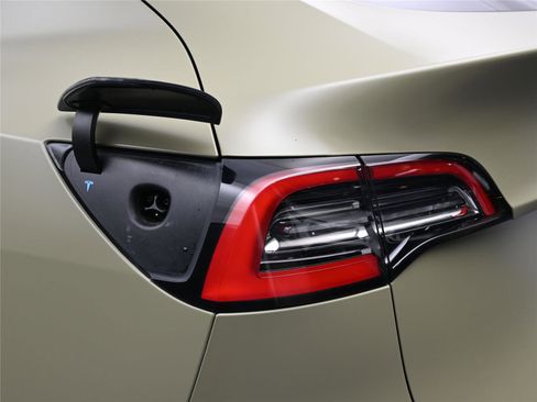 Used 2021 Tesla Model Y Long Range image 25