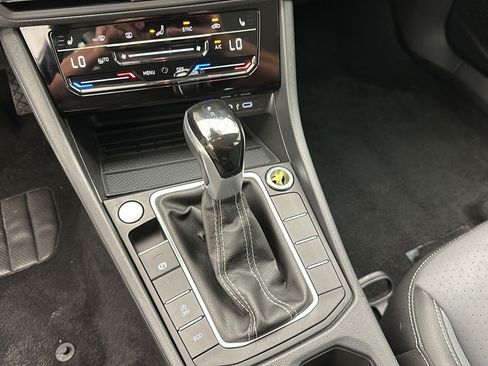 Used 2025 Volkswagen Jetta SE FWD image 18