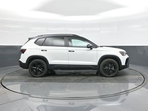 New 2026 Volkswagen Taos SE AWD/4WD image 8