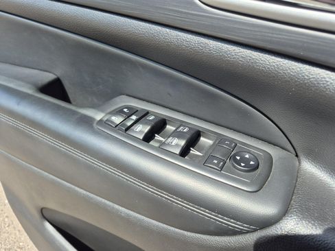 Used 2021 Jeep Grand Cherokee Laredo AWD/4WD image 13