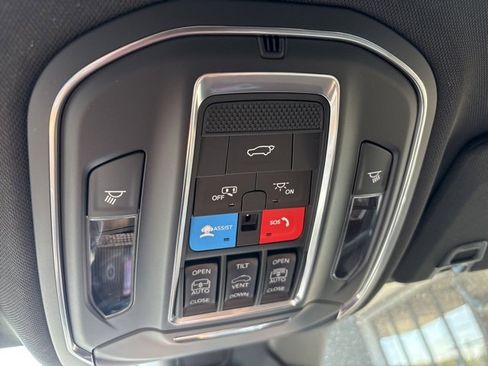 New 2025 Jeep Grand Cherokee Limited w/ Black Appearance Package image 19