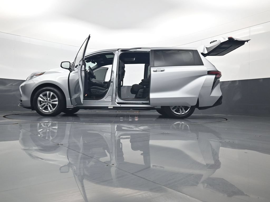 Used 2025 Toyota Sienna Limited AWD/4WD image 36