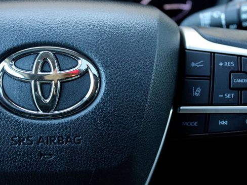 Used 2024 Toyota Sienna XLE FWD image 32