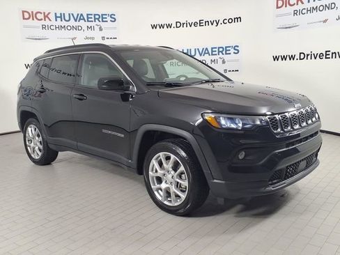 Used 2024 Jeep Compass Latitude AWD/4WD image 3