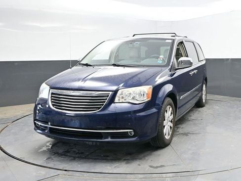 Used 2012 Chrysler Town & Country Touring-L w/ Entertainment Group #2 FWD image 3