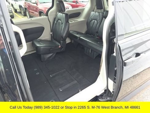Used 2023 Chrysler Pacifica Touring-L FWD image 40