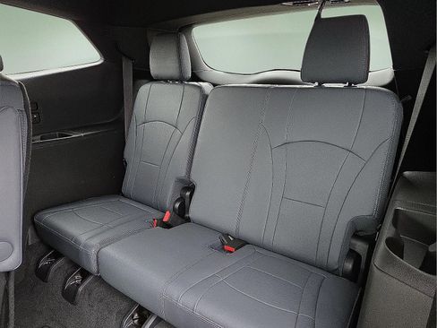 Used 2024 Buick Enclave Essence image 10