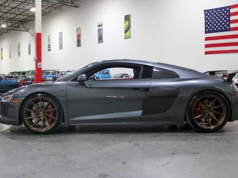 Used 2017 Audi R8 V10 w/ Carbon Exterior Package image 3