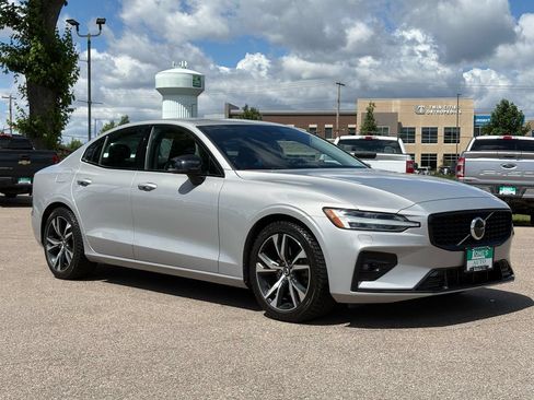 Used 2023 Volvo S60 B5 Core AWD/4WD image 2