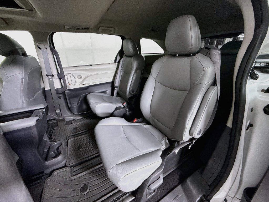 Used 2023 Toyota Sienna XLE AWD/4WD image 28