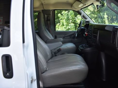 Used 2024 Chevrolet Express 3500 LS RWD image 17