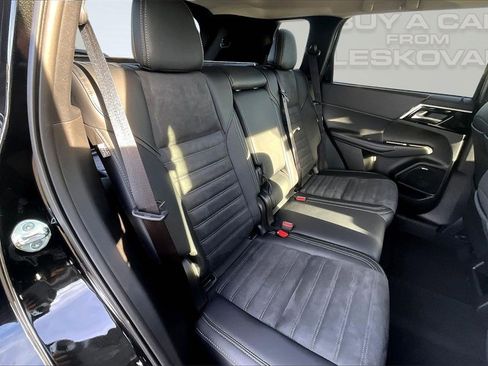 New 2025 Mitsubishi Outlander SE image 9