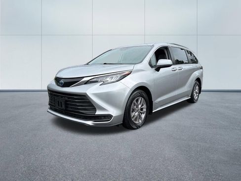Used 2021 Toyota Sienna LE w/ LE Plus Package AWD/4WD image 2