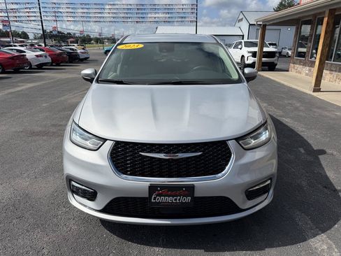 Used 2023 Chrysler Pacifica Touring-L FWD image 11