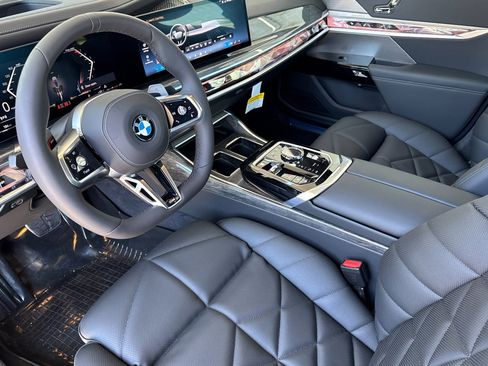 New 2025 BMW 740i image 4