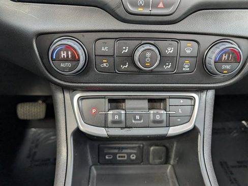 Certified 2024 GMC Terrain SLT image 17