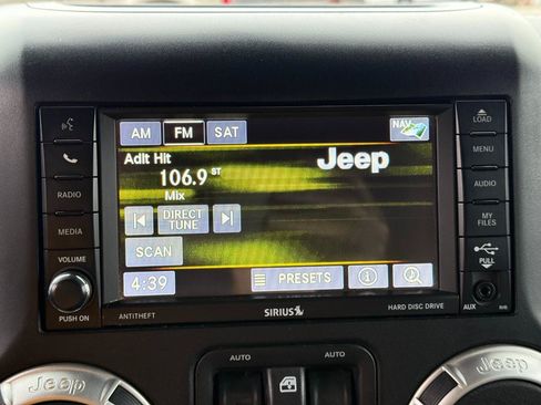 Used 2016 Jeep Wrangler Unlimited Sahara w/ Dual Top Group AWD/4WD image 18