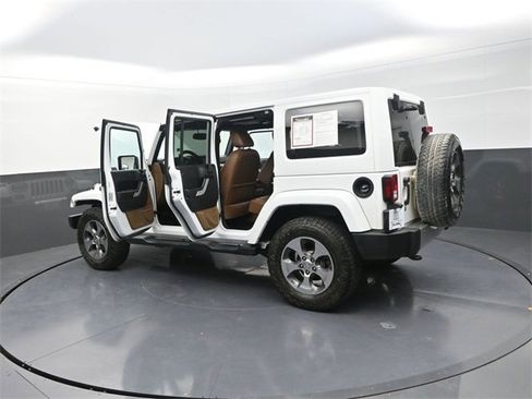 Used 2017 Jeep Wrangler Unlimited Sahara w/ Connectivity Group image 29