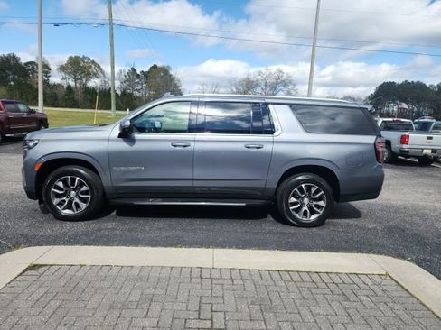 Used 2021 Chevrolet Suburban LT w/ LT Signature Package image 2