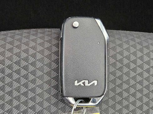 Certified 2025 Kia Soul LX w/ LX Technology Package FWD image 35